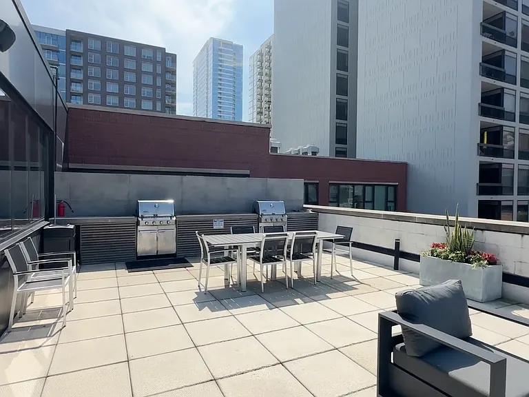 220 W Scott St #515 — Photo 15