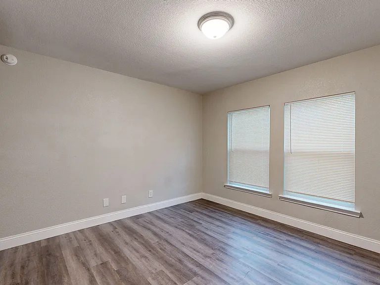 906 Estelle Ave — Photo 15