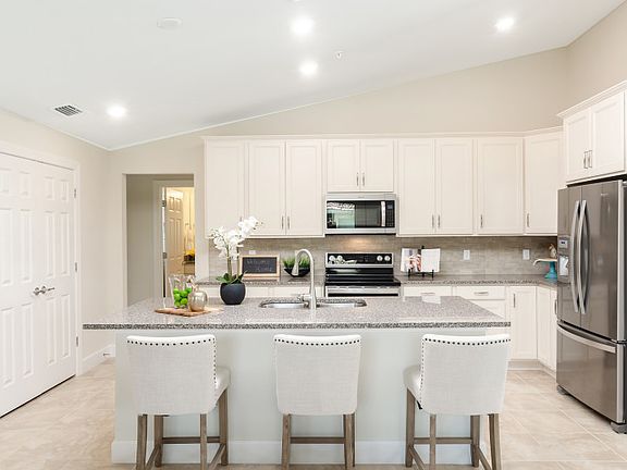 Model Representation Gourmet kitchen with 42 white cabinets, quartz countertops stylish backspla