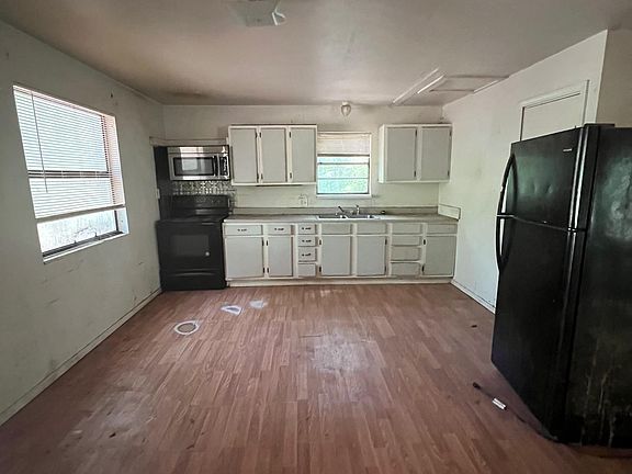 3rd image of 33 Pedernales Ct