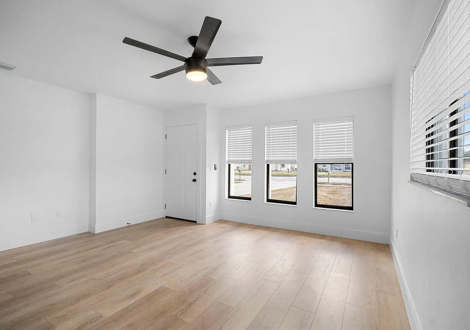 Special 2 Weeks Free Move-In Ready Cape Coral Home Newly Remodeled Interior — Photo 4