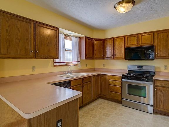 3rd image of 1472 Golden Ln