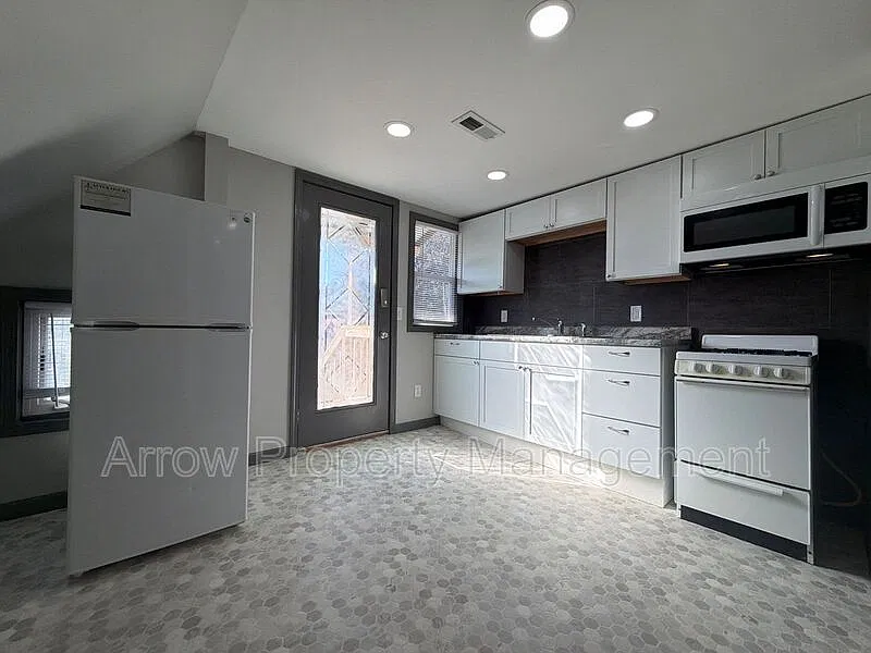 2 bed, 1.0 bath, 728 sqft, $950 — Photo 2