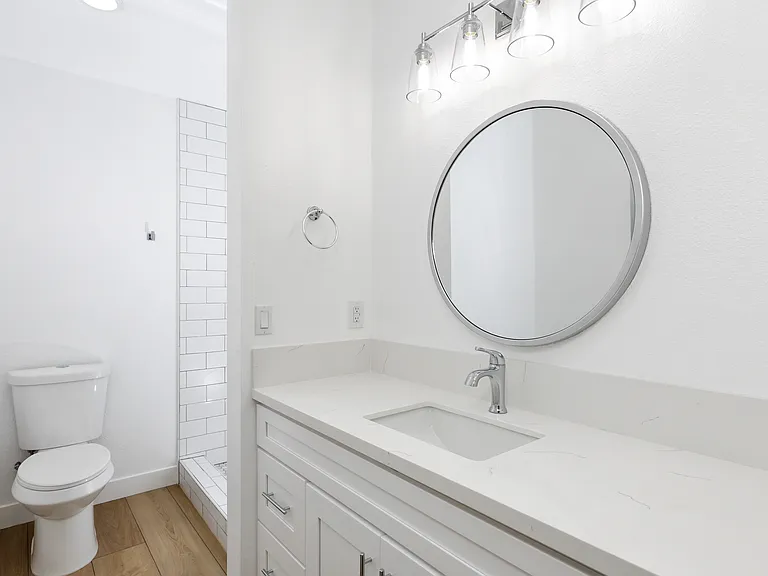 938 W Acacia Ave — Photo 2