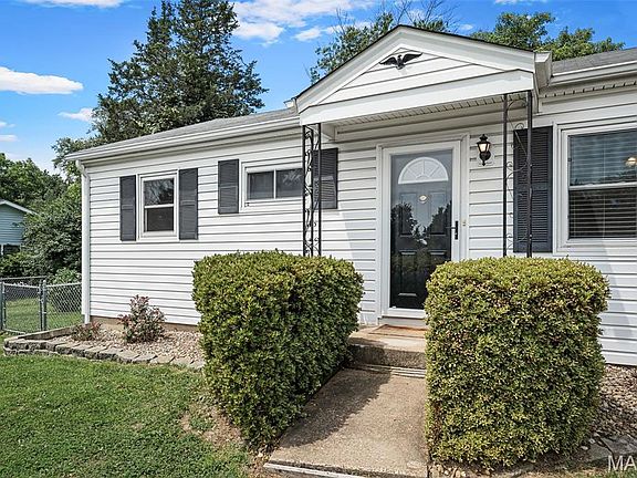 3rd image of 207 Hillsdale Dr