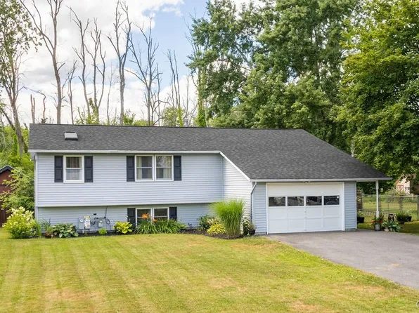 203 Pinewood Dr, Camillus, NY 13031