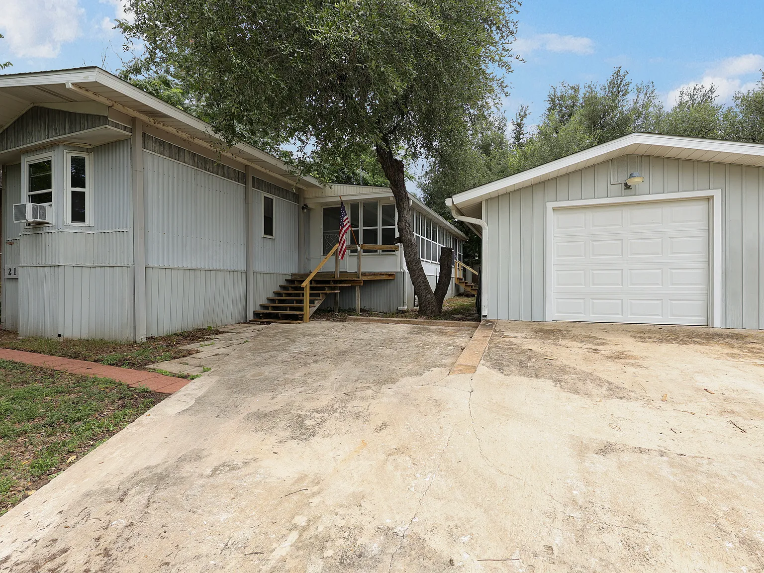 2 bed, 980 sqft, $1,300 — Photo 1
