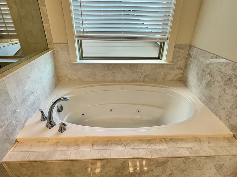 Jacuzzi tub!