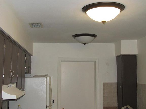 5th image of 406 Oakwood Ct