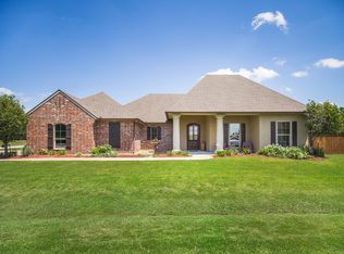 201 Oak Shadows Dr, Youngsville, LA 70592
