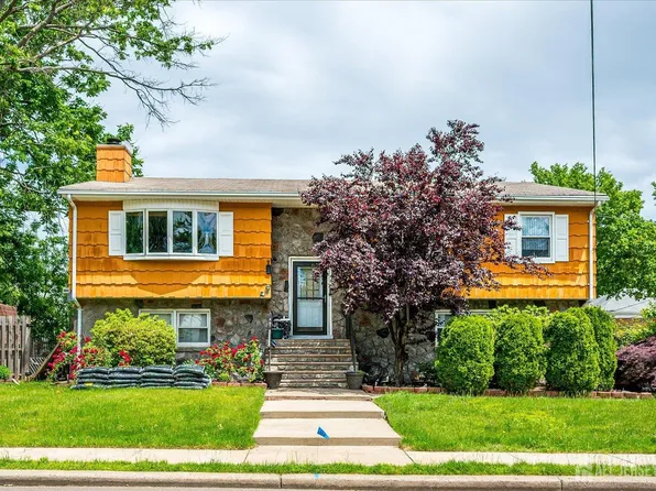 4 Wick Dr, Fords, NJ 08863