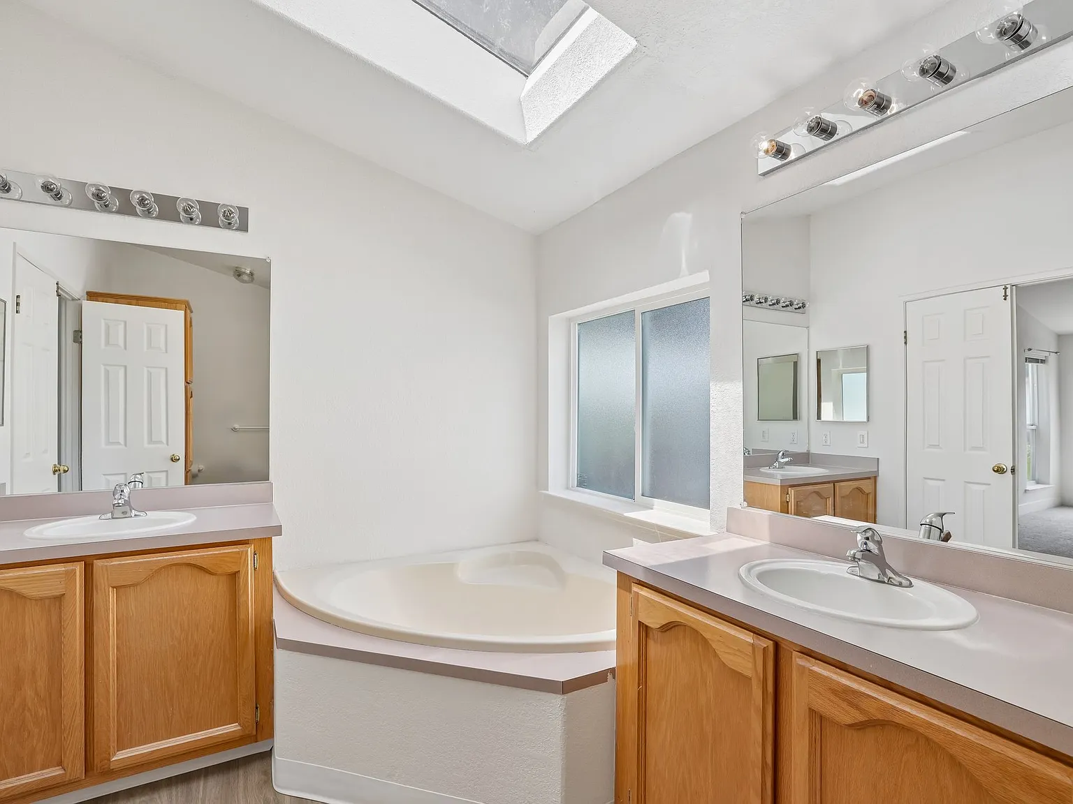 3 bed, 2350 sqft, $2,450 — Photo 4