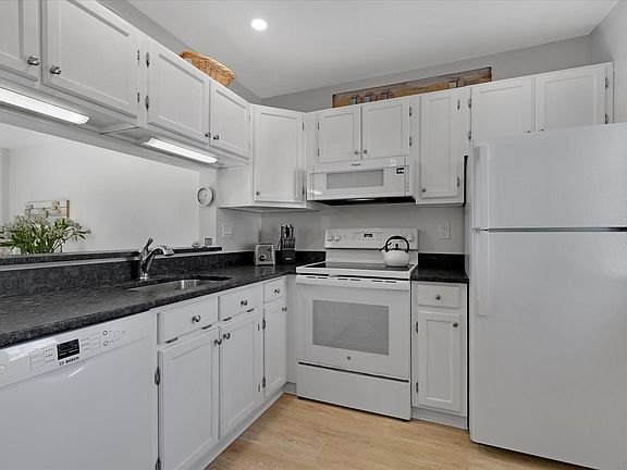 5th image of 103 Trevor Lane UNIT 103