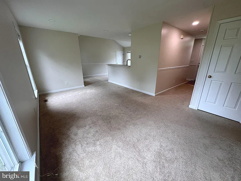 7423 Laura Ln — Photo 8
