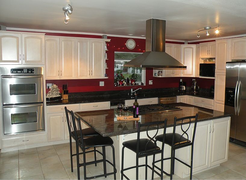 gourmet kitchen w/ KitchenAid appliances