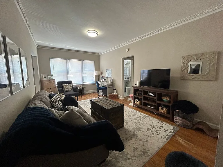 2562 Prospect — Photo 2