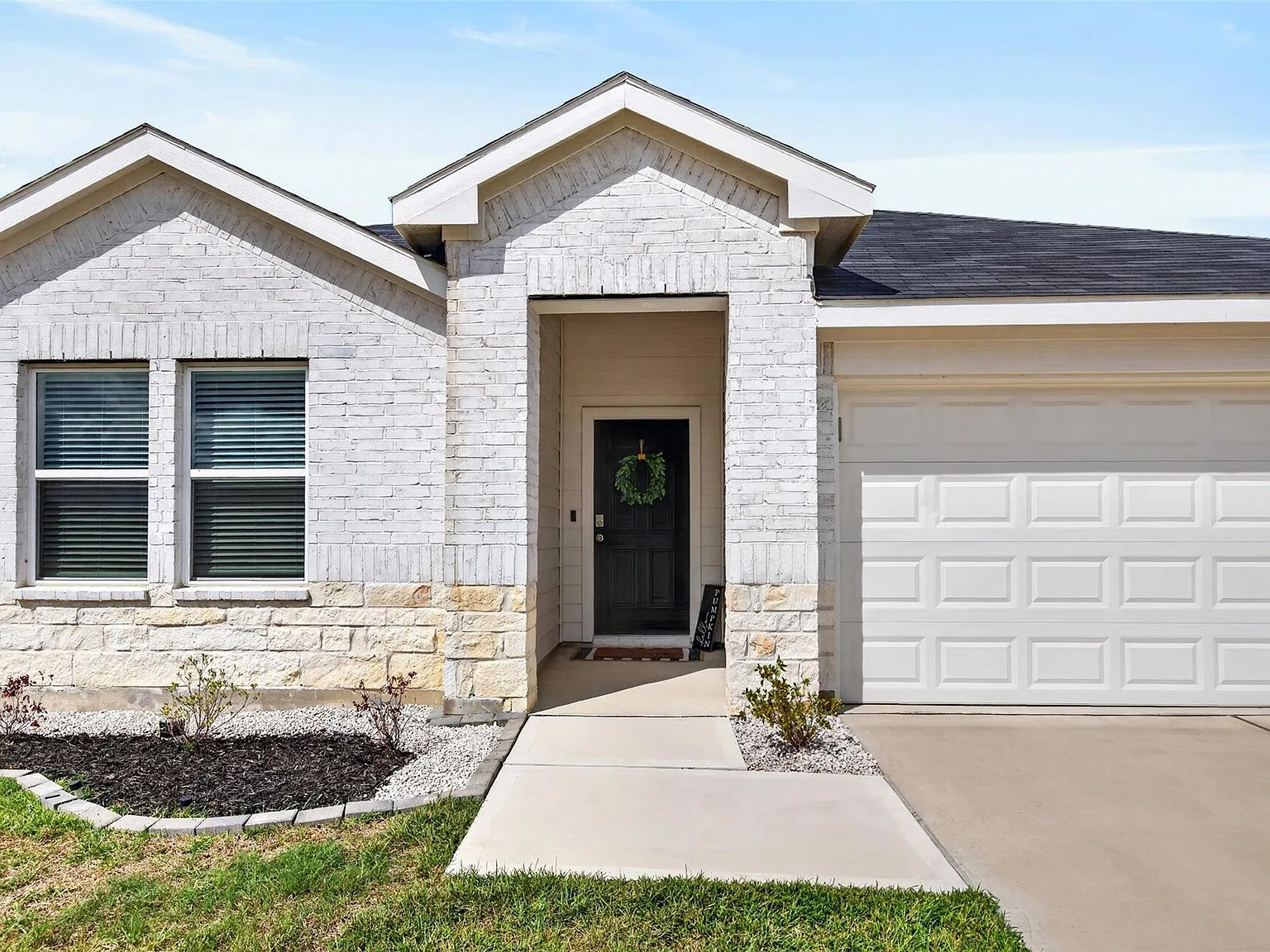 4 bed, 2.0 bath, 1803 sqft, $2,350 — Photo 2