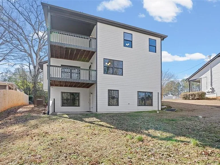 1410 Eastland Rd — Photo 21
