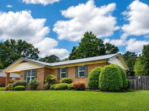 2049 Oakhurst Dr, Grenada, MS 38901