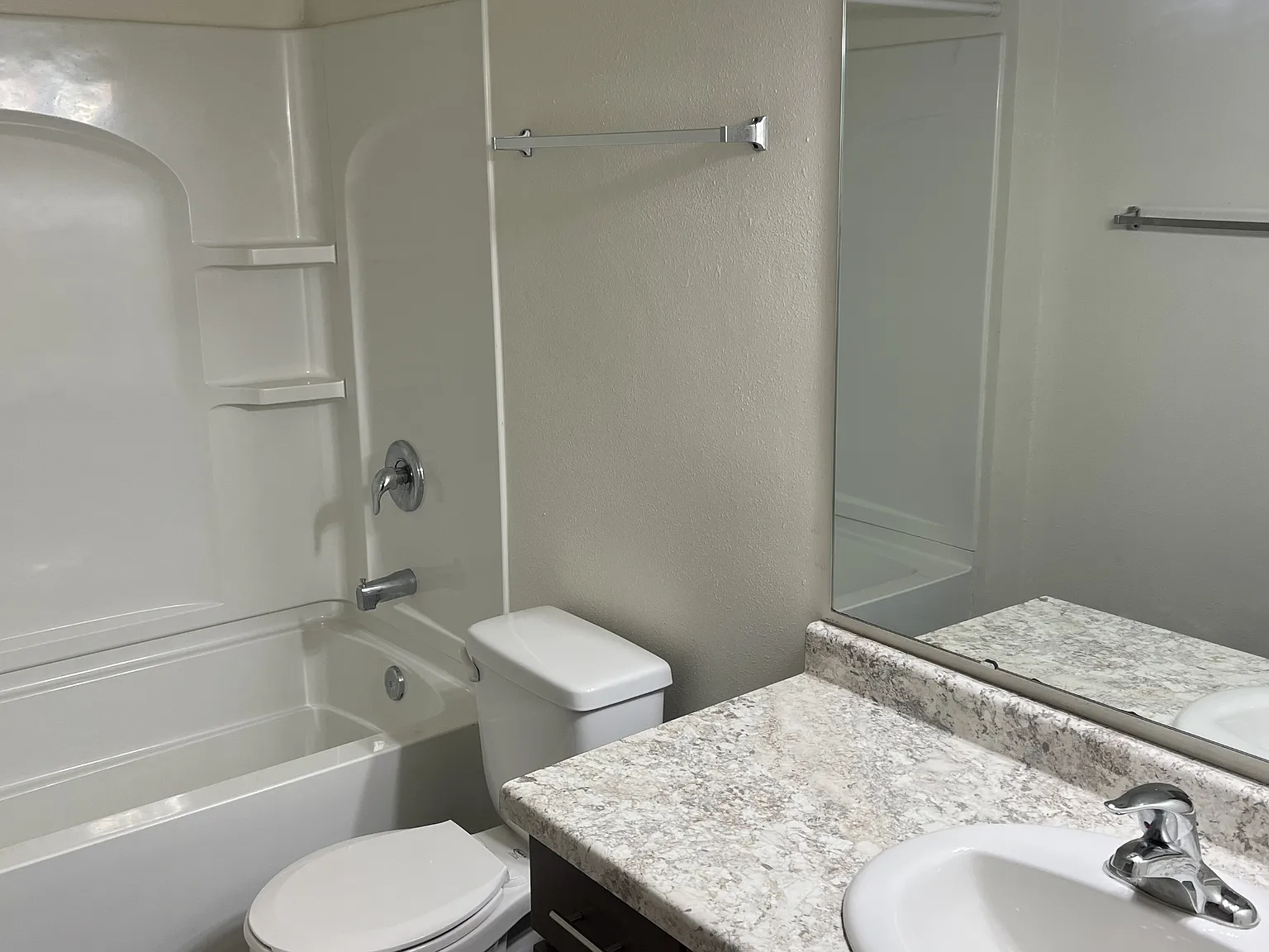 1544 East Gateway Circle South - 104 — Photo 4