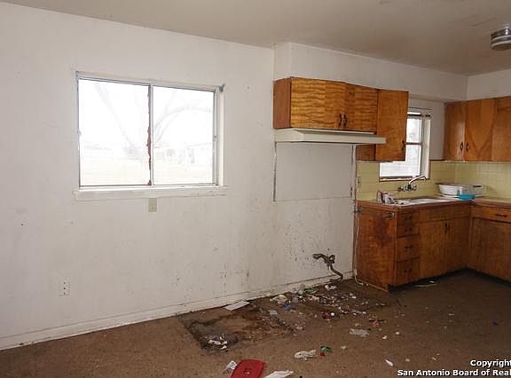 3rd image of 203 N Guilford Dr
