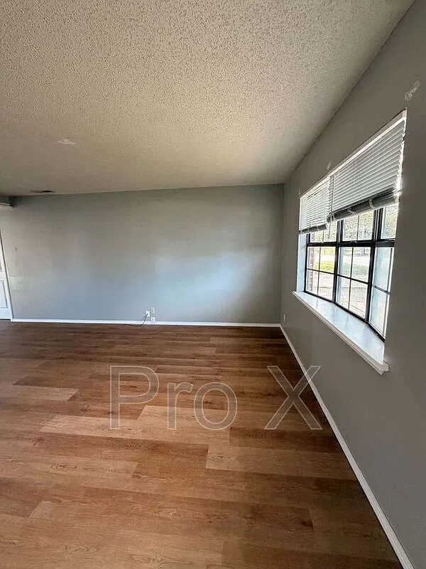 3 bed, 1.5 bath, $1,050 — Photo 4