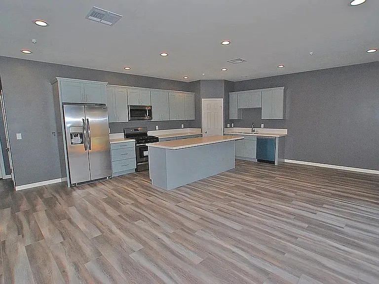 6886 Tower St — Photo 1