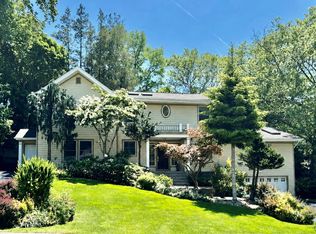 8 Briarfield Dr, Great Neck, NY 11020