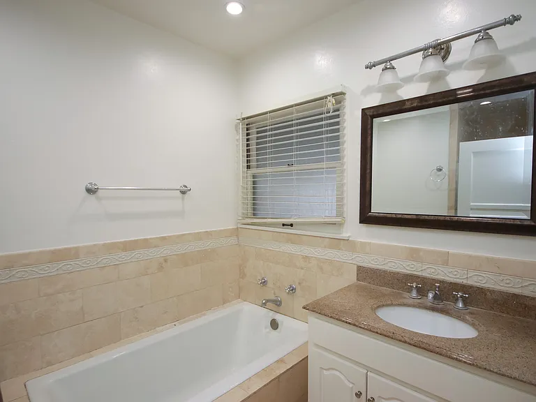 412 N Campbell Ave — Photo 23