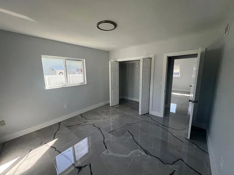 BEDROOM 2-2
