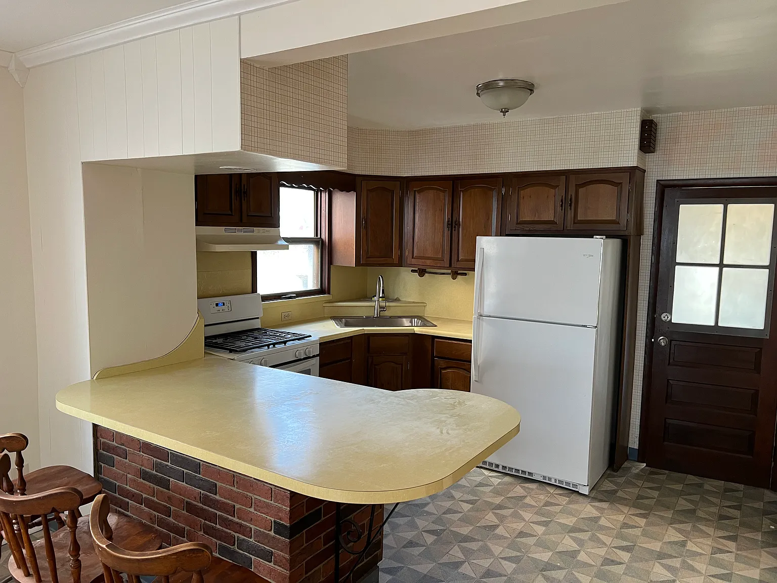 97 Eileen St — Photo 3
