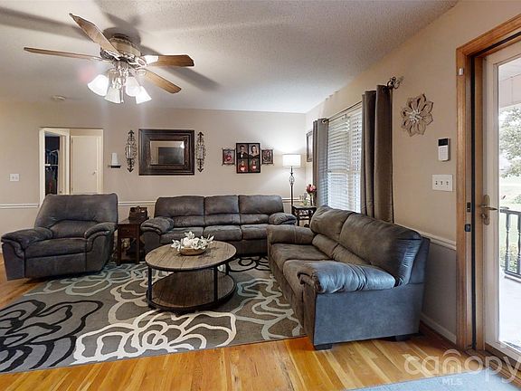 5th image of 1323 Worthington Pl