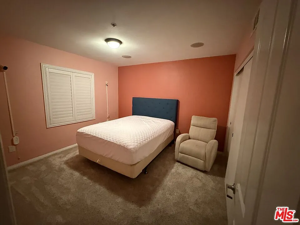 3 bed, 2.0 bath, 1400 sqft, $5,200 — Photo 2