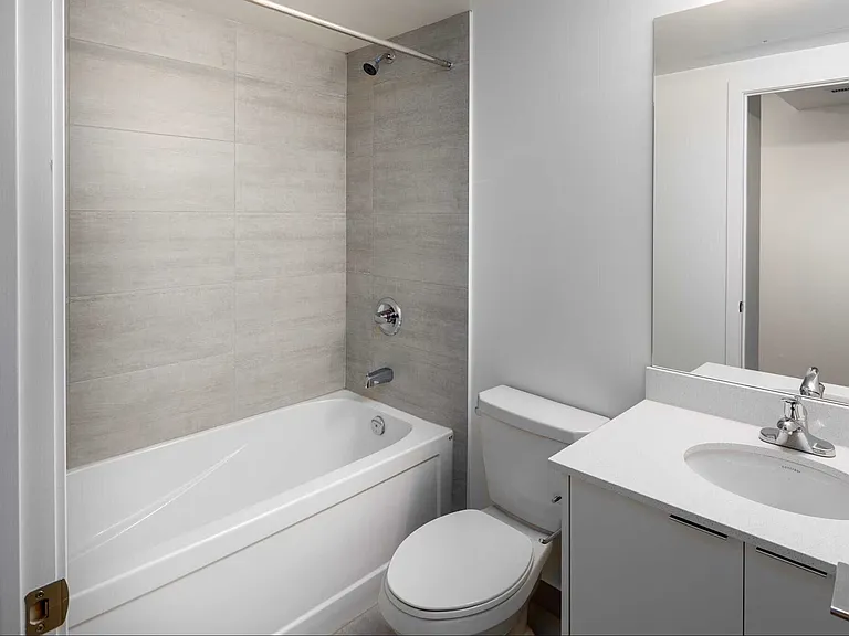 2376 Dundas St W — Photo 24