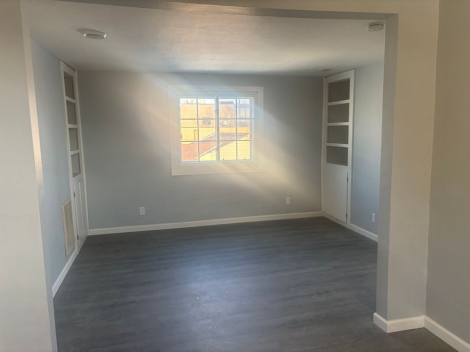 1st image of 219 Clover Pl #2