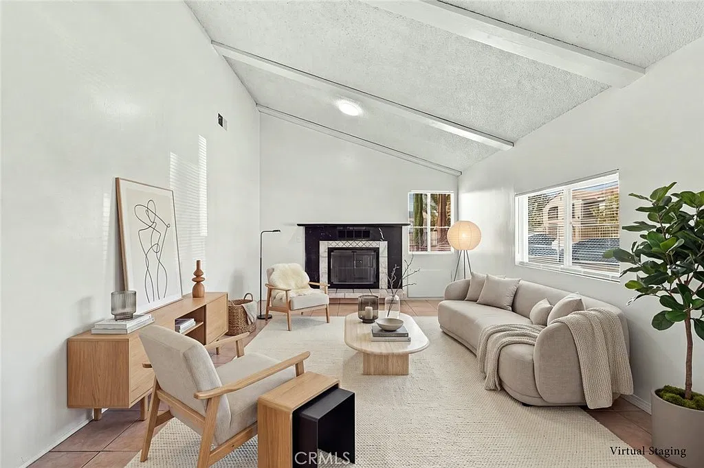 3 bed, 1956 sqft, $2,800 — Photo 2
