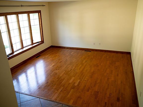 5th image of 303 Amhurst St