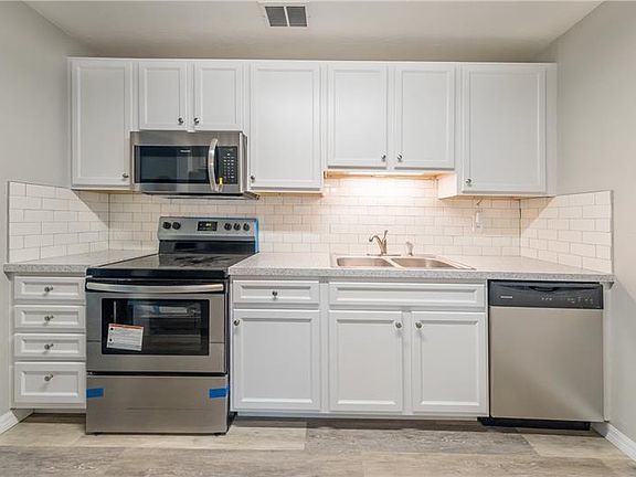 3rd image of 2427 Yale Ave