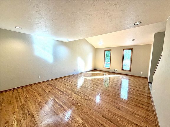 5th image of 1147 Oakwood Dr