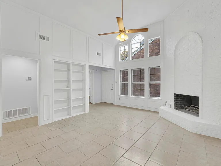 3057 Waterfront Cir — Photo 2