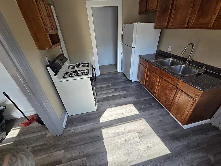 143 Earl St — Photo 7
