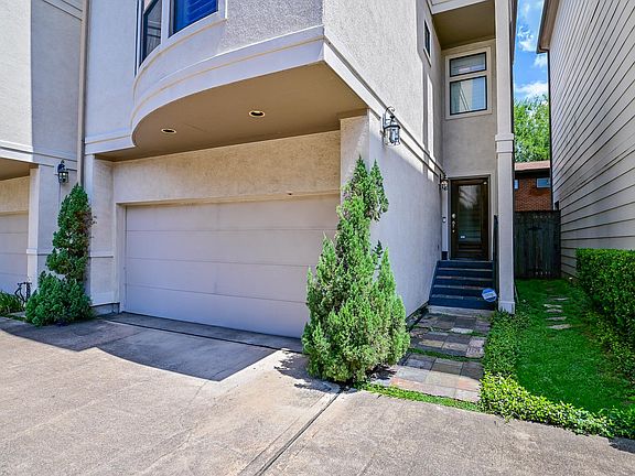 2nd image of 1415 Hyde Park Blvd #C