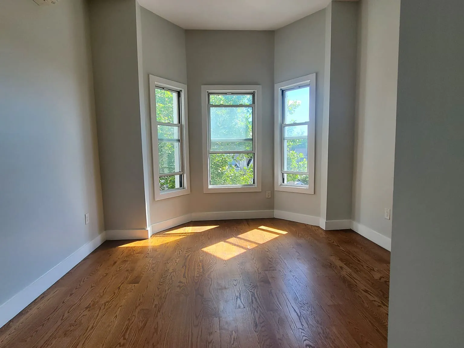 3 bed, 1000 sqft, $2,750 — Photo 2