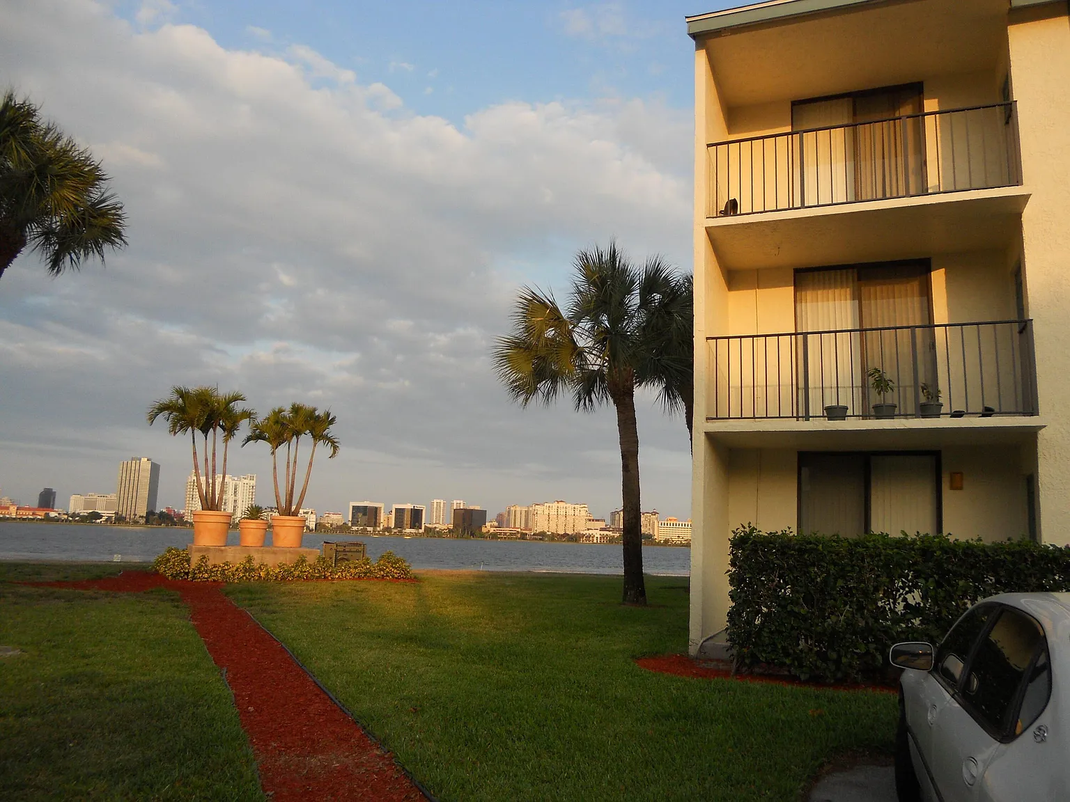 1 bed, 1.0 bath, 728 sqft, $1,495 — Photo 2