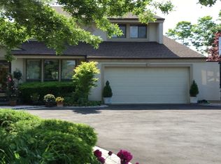 30 Eagle Ct, Muttontown, NY 11791