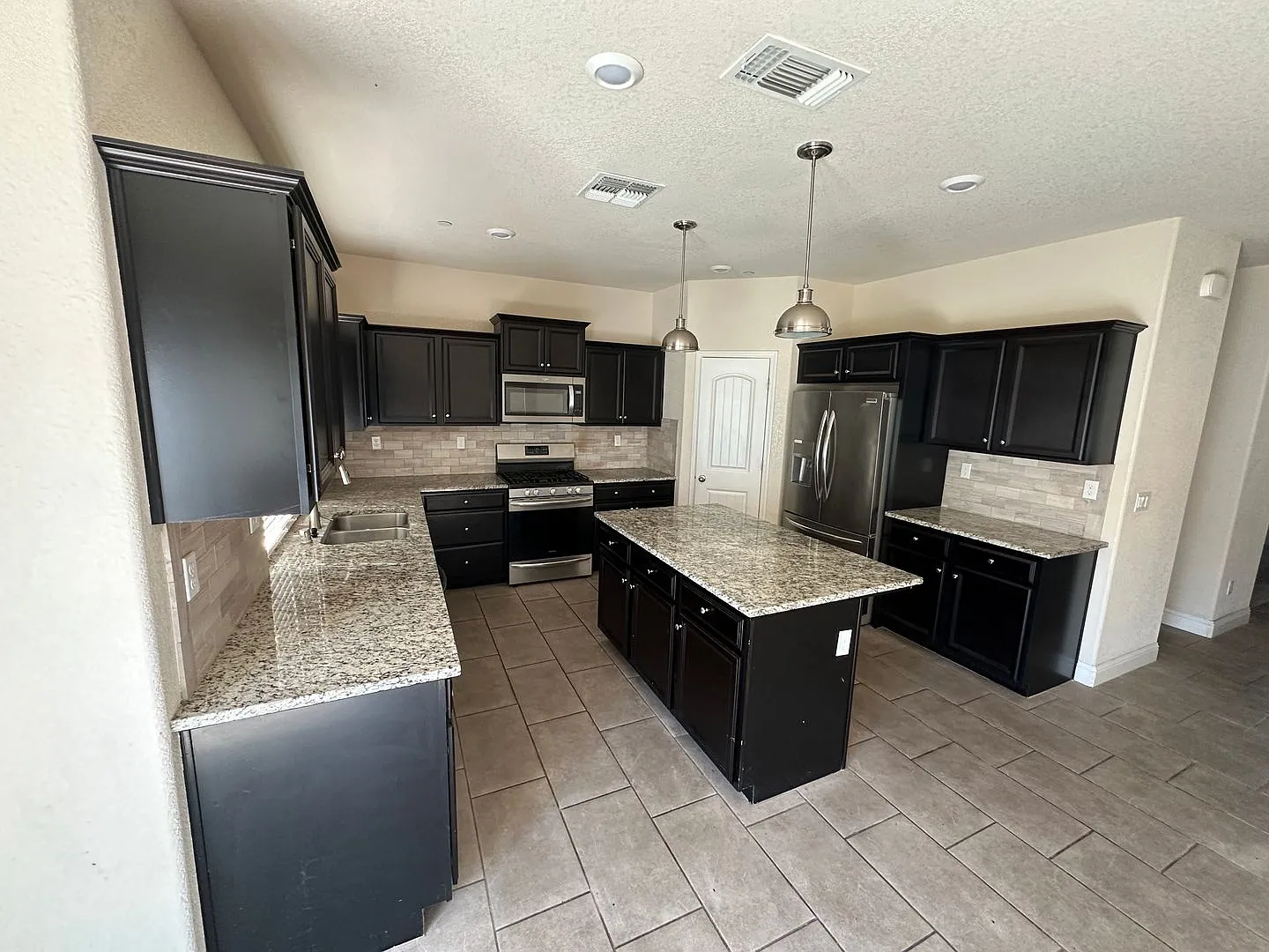 4 bedroom 2 bath House for RENT — Photo 4