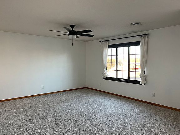 4th image of 402 Shetland St