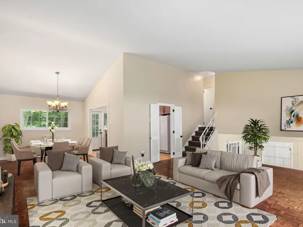 8121 Hammond Rd, Elkins Park, PA 19027
