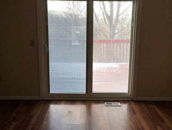 5th image of 519 W Foxtrail Cres
