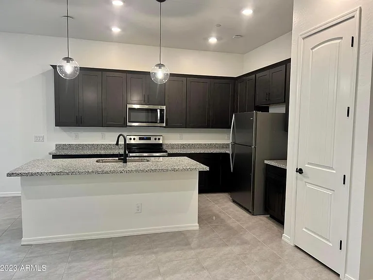 220 E Markwood Dr — Photo 2